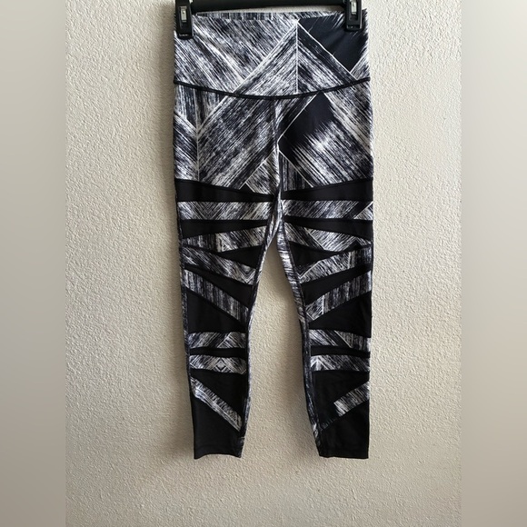 Lululemon High Times Pant Black and White Patterned Leggings - Picture 4 of 10